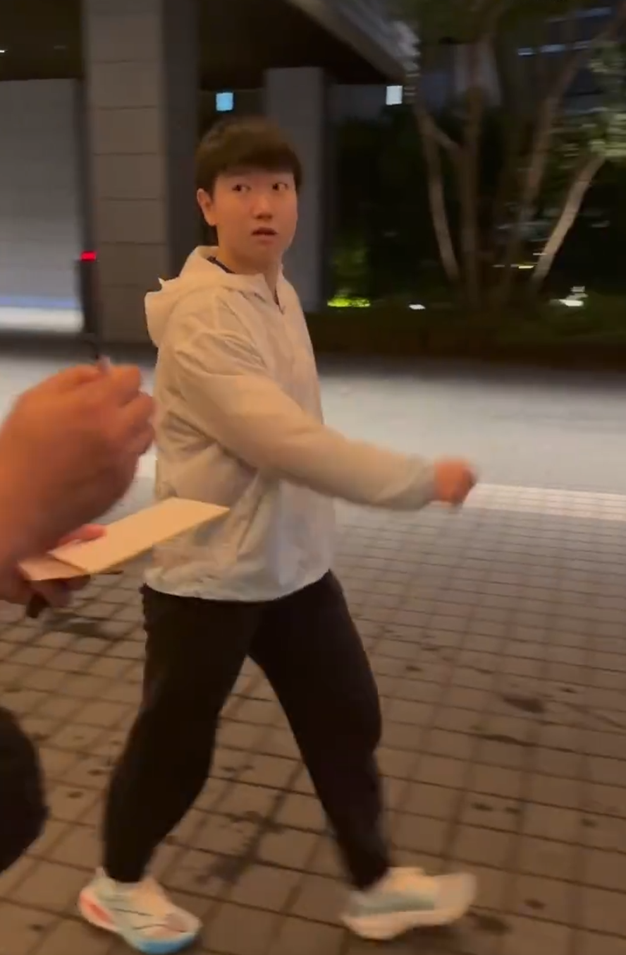 但是因为餐, src, 蒯曼坐在后